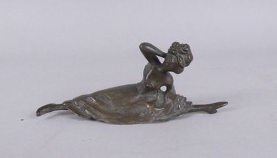 figurine en bronze représentant une femme allongée sur le ventre