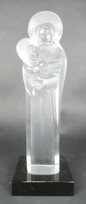 une image représentant une sculpture en verre représentant une femme tenant un enfant dans ses bras