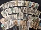 un lot de vieilles cartes postales sur une table