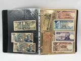 un livre contenant tout un tas de billets de différentes coupures
