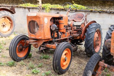 deux vieux tracteurs garés l'un à côté de l'autre