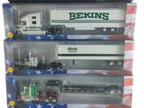 de nombreux camions miniatures dans une vitrine, sur fond blanc