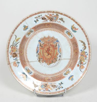 une assiette sur laquelle figure un blason
