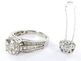 une bague en diamant et un collier en diamant sur fond blanc