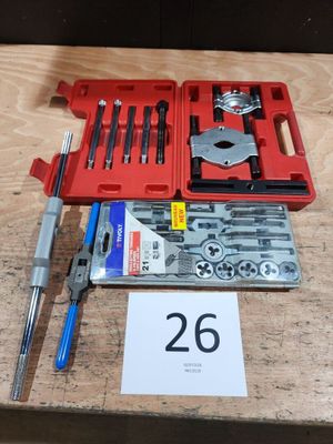 un ensemble d'outils posé sur une table