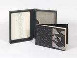 deux livres en noir et blanc avec l'image d'un oiseau sur la couverture