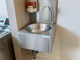 un évier dans un coin de la cuisine, avec un téléphone à l'intérieur