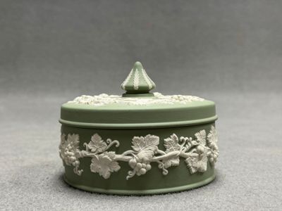 WEDGWOOD. Bonbonnière en biscuit dit jasperware, uni teinté …