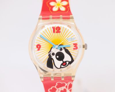 une montre rouge sur laquelle est représenté un chien de dessin animé