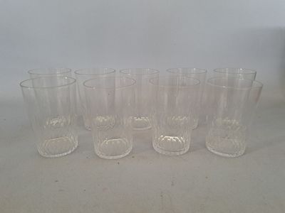 six verres transparents sont alignés sur une surface blanche