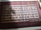 un tapis posé par terre à côté d'une chaise