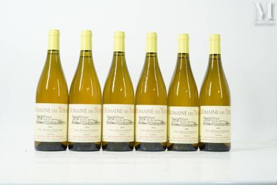 six bouteilles de vin sont alignées sur une table