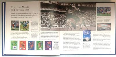 un livre ouvert sur lequel figure l'image d'un match de football
