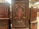 de nombreux meubles exposés dans le magasin