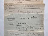 un gros plan d'un morceau de papier sur lequel on a écrit