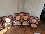une pièce avec beaucoup de chaises et une table