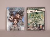 deux livres posés sur une table