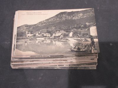 une pile de vieilles cartes postales posée sur une table