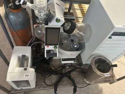 une photo d'un équipement de laboratoire installé sur une table