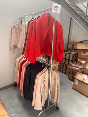 un portemanteau dans un magasin de vêtements, avec un escalier en arrière-plan
