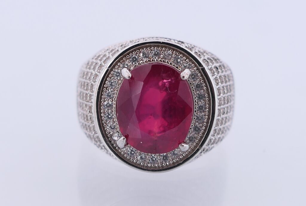 Bague chevalière en argent, sertie d'un rubis dans un entourage de pierres blanches.TDD:8 PB:8,25gr.