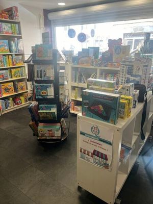 un magasin de jouets avec un chariot au milieu du magasin