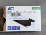une boîte contenant un disque dur sur laquelle figure un code-barres