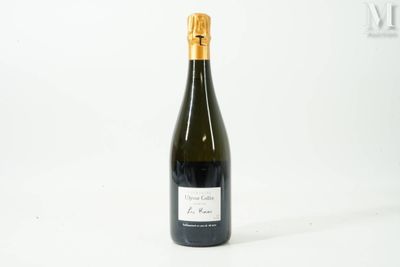 la bouteille de vin est posée sur une surface blanche