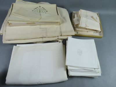 Ensemble de 6 nappes et serviettes brodées dont : une grande…