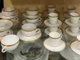 de nombreuses tasses et soucoupes exposées dans une vitrine