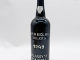 une bouteille de vin posée sur une table