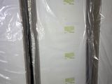 Plusieurs cartons de matelas sont emballés dans du plastique et prêts à être expédiés.