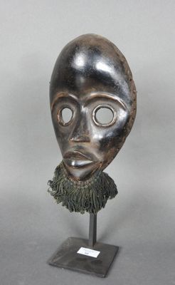 une photo d'une sculpture représentant un visage barbu posé sur un socle