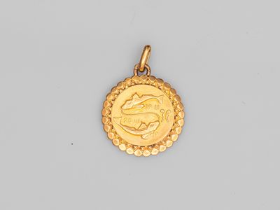 une pièce d'or sur laquelle est représenté un poisson