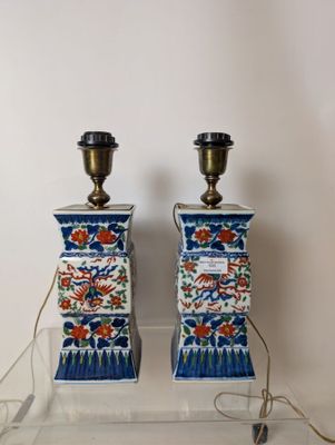 deux vases bleus et blancs posés sur une étagère transparente