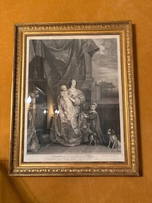 peinture sur le mur d'une pièce représentant une femme et un enfant