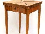 une image d'une petite table avec un plateau en bois