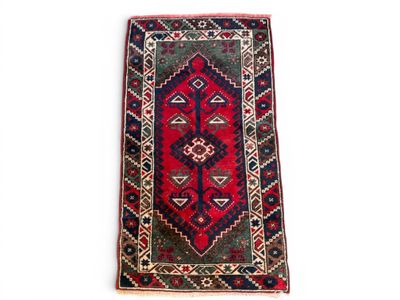 un tapis rouge et bleu sur fond blanc