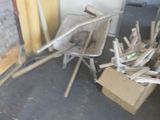 un tas de chaises cassées et une boîte dans une pièce