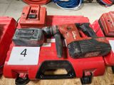 un grand nombre d'outils posés sur une table
