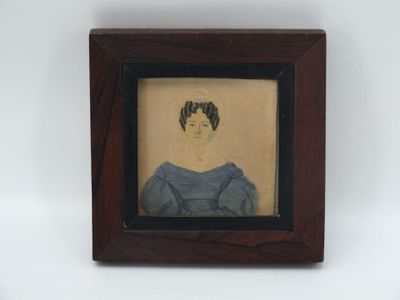 tableau représentant une femme en robe bleue, dans un cadre en bois
