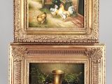 deux tableaux représentant des poulets et un vase posés sur un socle en bois