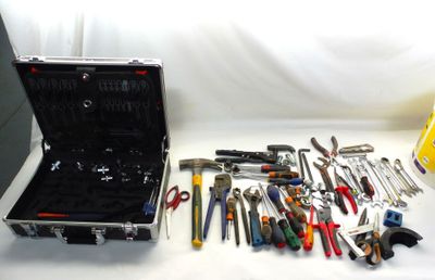 de nombreux outils différents rangés dans une mallette posée sur une table