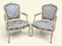 Paire de fauteuils à dossier violonné en hêtre laqué blanc à…