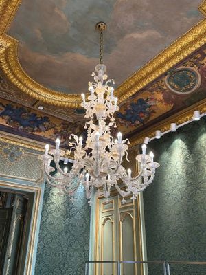 un lustre suspendu au plafond d'une pièce