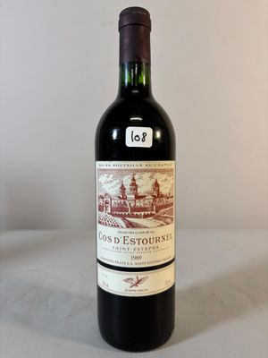 une bouteille de vin posée sur une table