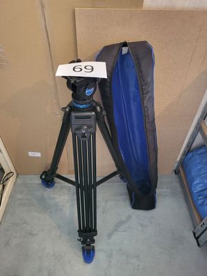 un trépied sur lequel sont posés un sac et un appareil photo