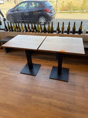 une table sur laquelle sont posées de nombreuses bouteilles de vin