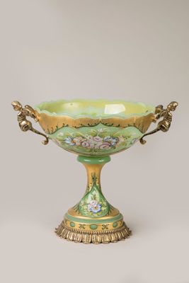 une image représentant un bol vert et doré orné de fleurs