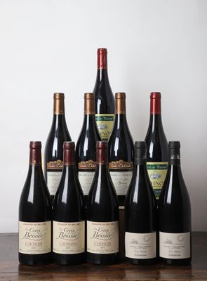 plusieurs bouteilles de vin sont alignées sur une table en bois